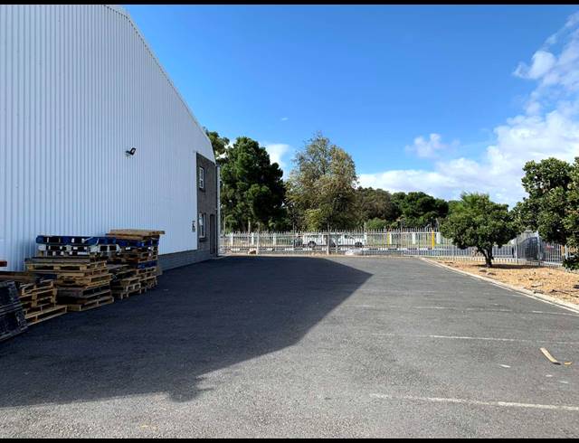 230M² FACTORY TO LET IN GOODWOOD CENTRAL